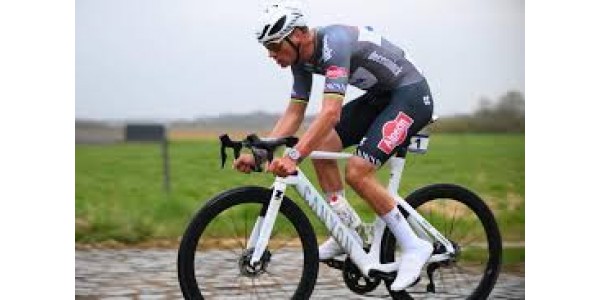 Van der Poel remporte Milan-Sanremo